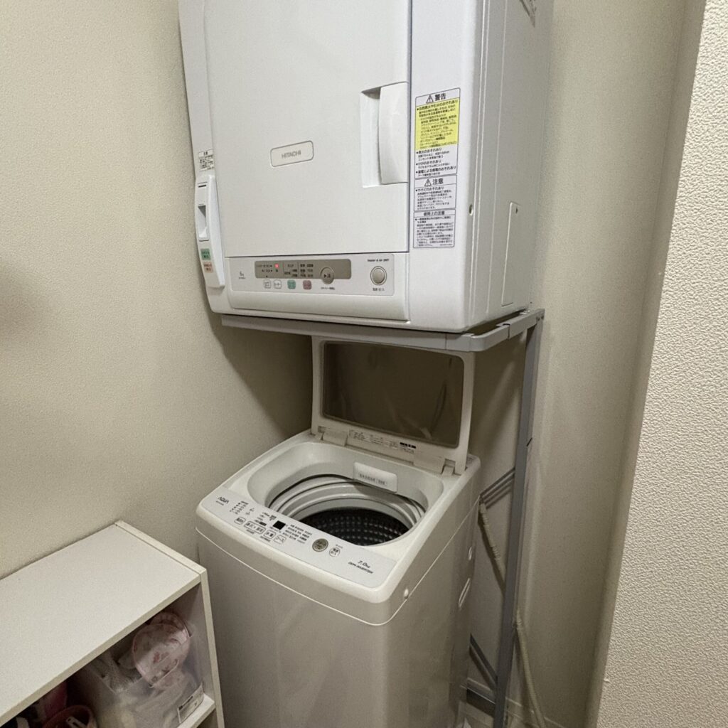 縦型洗濯機と日立の衣類乾燥機の位置関係。上に衣類乾燥機、下に縦型洗濯機。衣類乾燥機のスタンドは日立のびのびスタンドを使用。