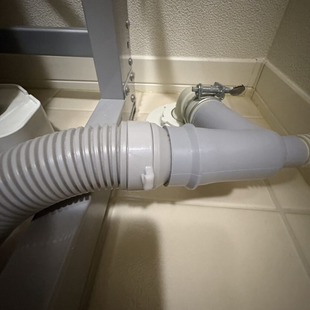 洗濯機の排水ホースと排水継手のPF-2300-069をつなげている写真