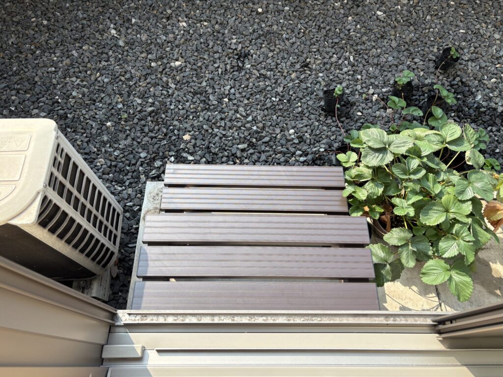 窓から見下ろした2段ステップ台といちごの鉢（段差が分かりにくい角度）