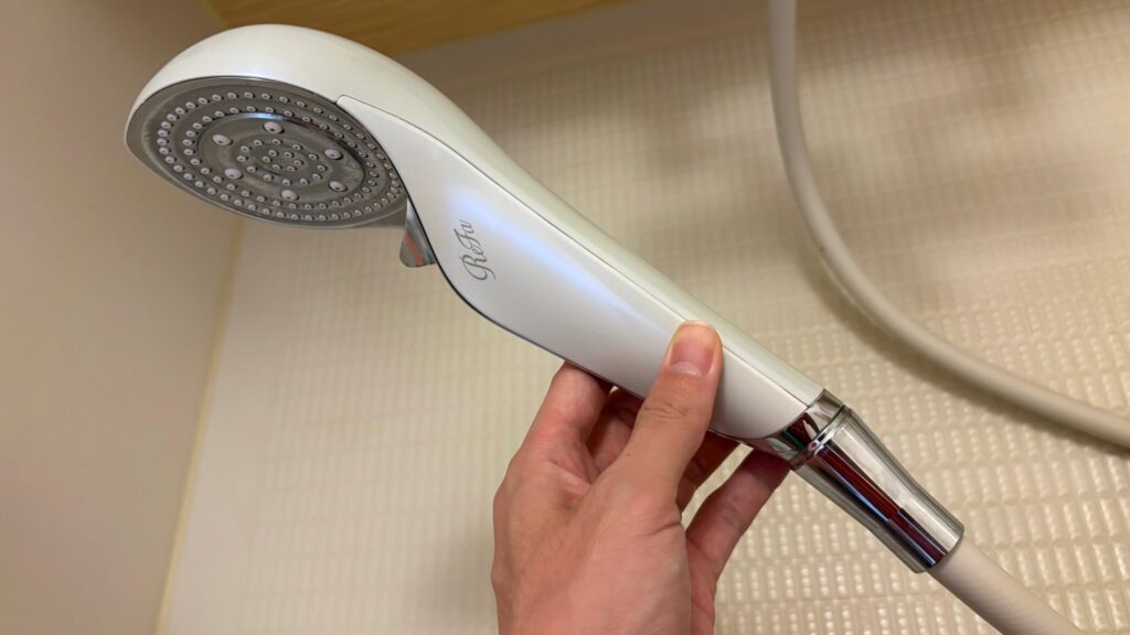 リファのシャワーヘッドを付け替えた様子。