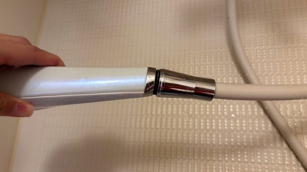 シャワーヘッドとホースの接続部。ネジ山を合わせて回すだけ。