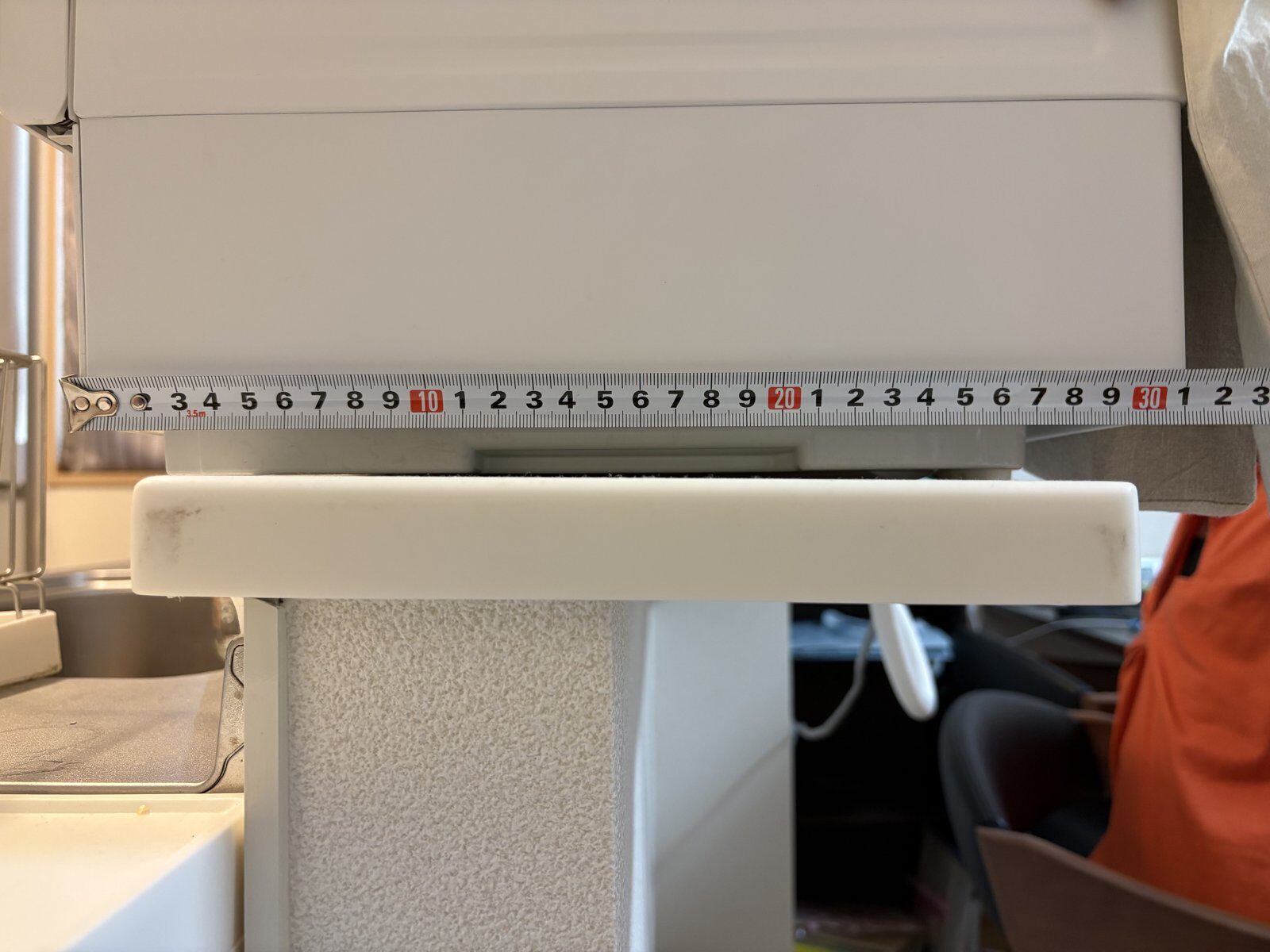 奥行24cmの台に設置した卓上食洗機NP-TZ500。本体が手前にはみ出している様子