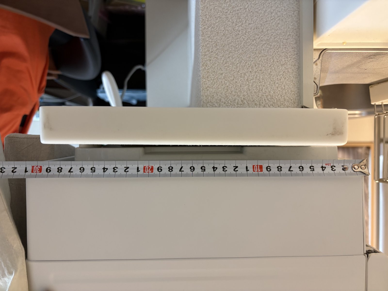 奥行24cmの台に設置した卓上食洗機NP-TZ500。本体が手前にはみ出している様子