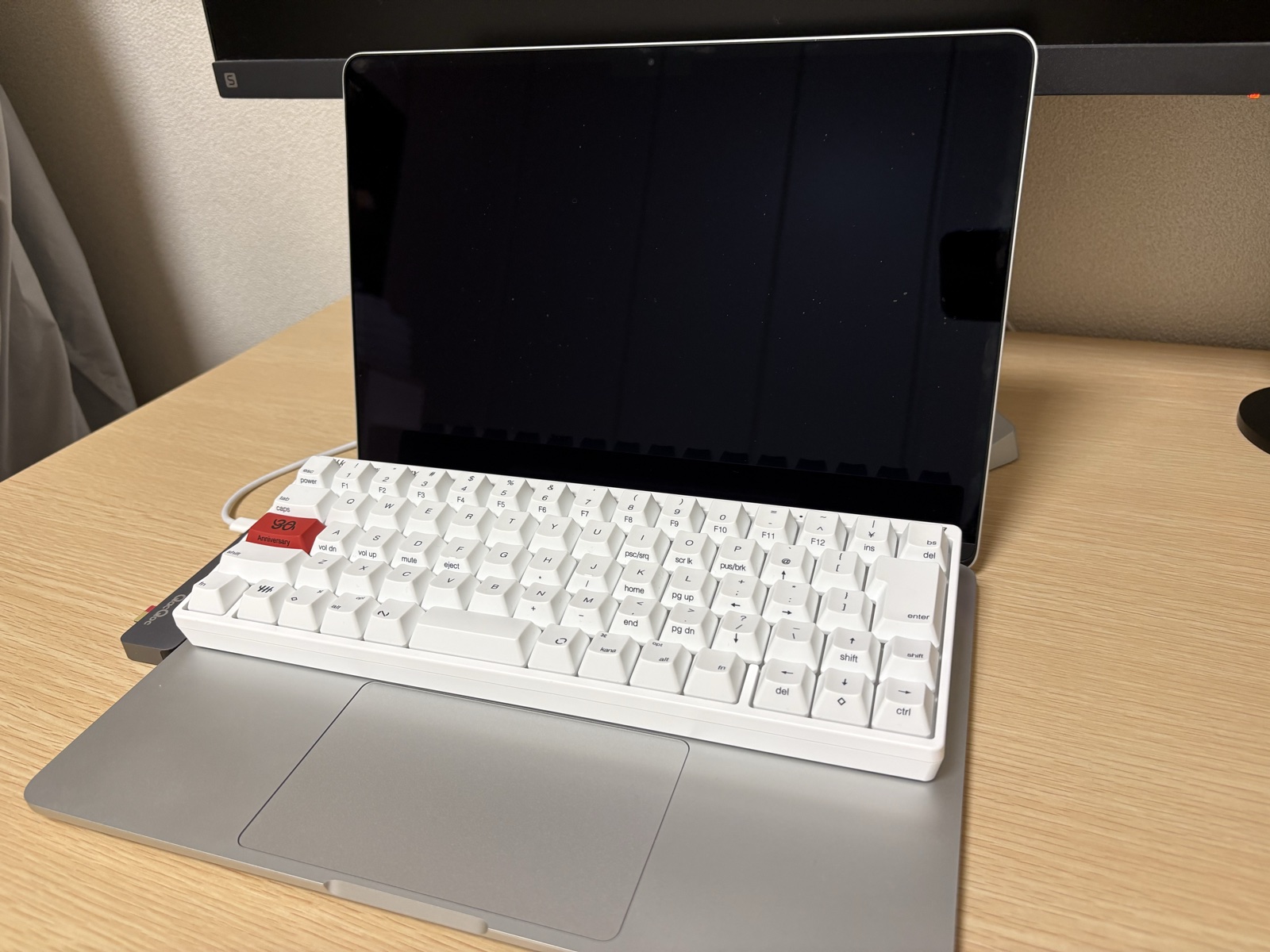 MacBook Airのキーボード部分にHHKBを置いて使っている様子