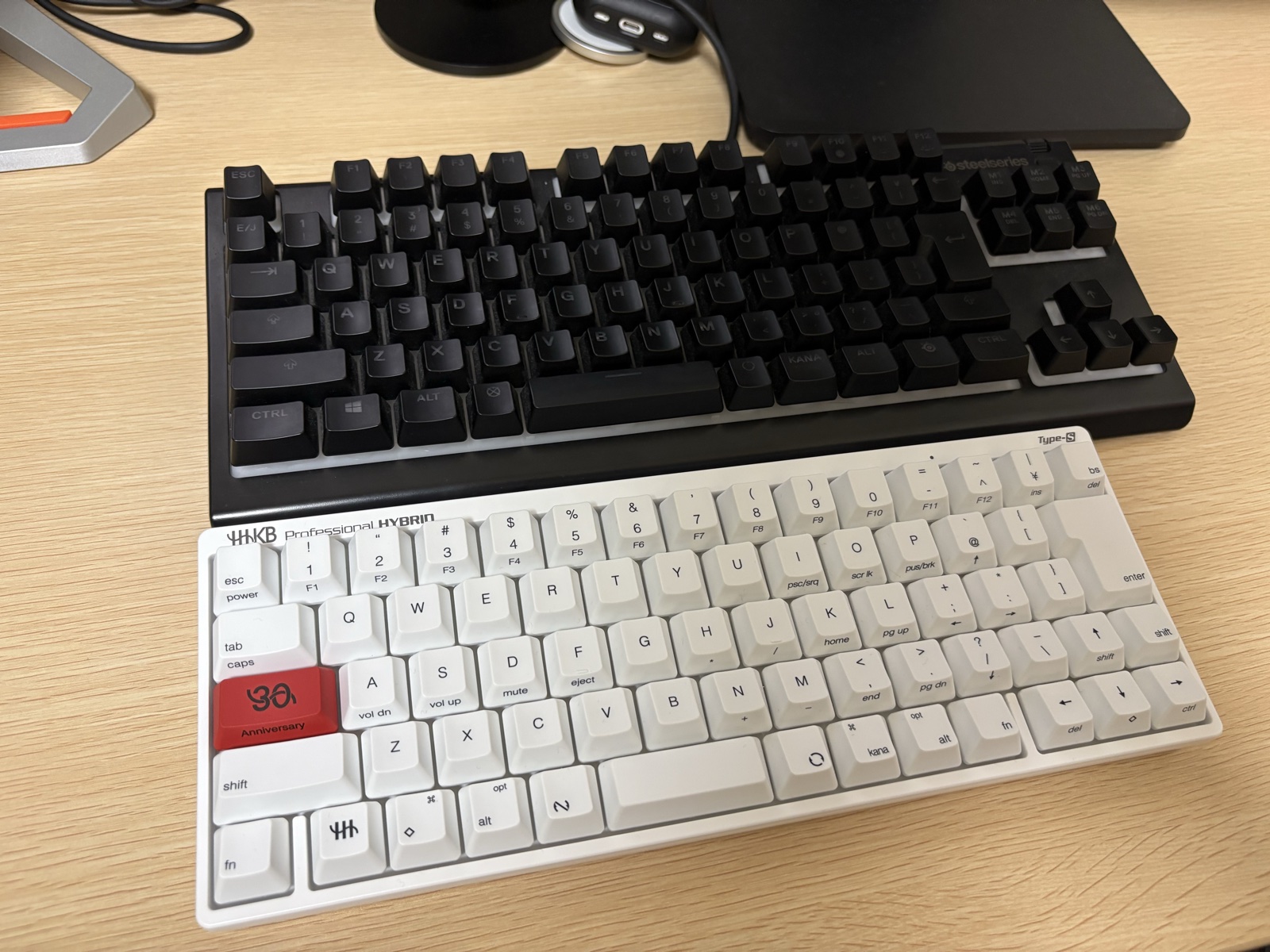 黒いSteelSeriesのゲーミングキーボードと白いHHKB Type-Sを並べた比較写真